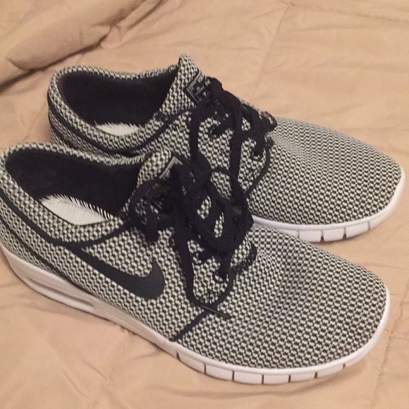 Ike new nikes size 7 - Picture 2 of 3
